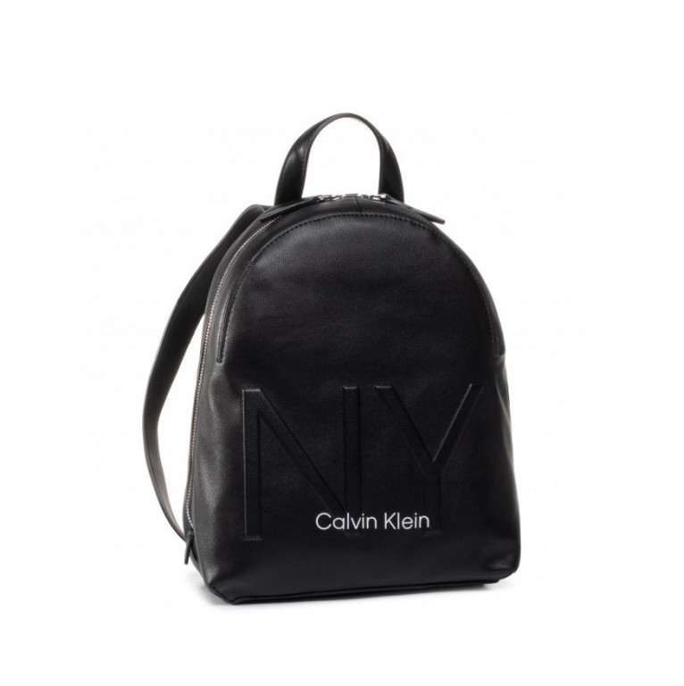 Calvin Klein dámský černý batoh NY SHAPED BACKPACK č.1