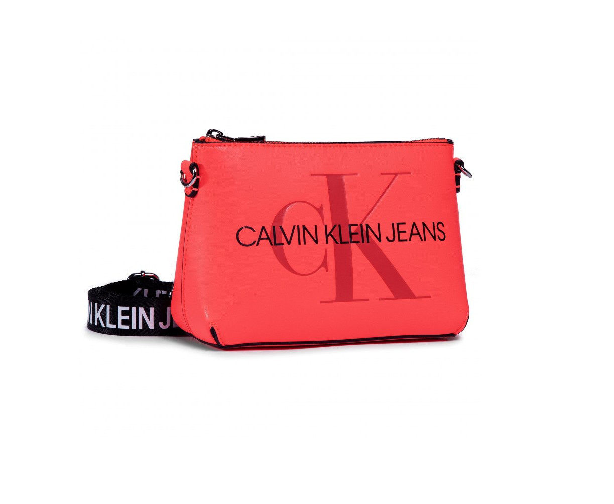 Persecute There is a trend campaign Calvin Klein dámská červená crossbody kabelka CAMERA POUCH | sixty.cz Persecute There is a trend campaign Calvin Klein dámská červená crossbody kabelka CAMERA POUCH | sixty.cz