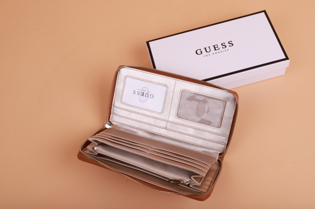 GUESS dámská hnědá peněženka č.4